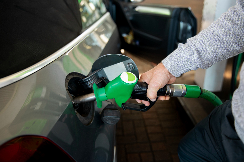 echar gasolina