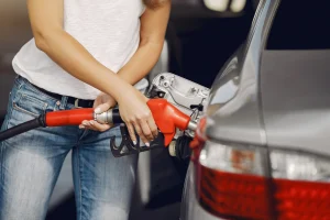 Llenar el depósito a tope: ¿truco real para ahorrar o mito de gasolinera?