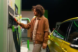 Mitos y verdades sobre repostar por la mañana: ¿realmente se ahorra?